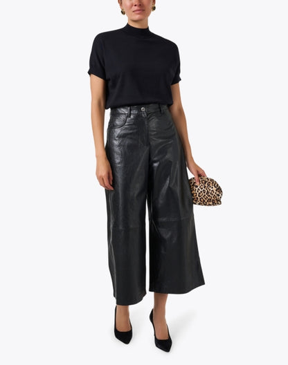 black-short-sleeve-sweater_look.jpeg