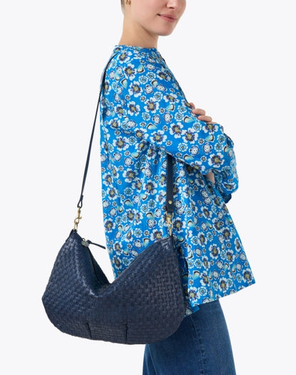 moyen-navy-woven-messenger-bag_look.jpeg