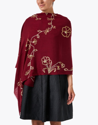 red-embroidered-merino-wool-scarf_look.jpeg
