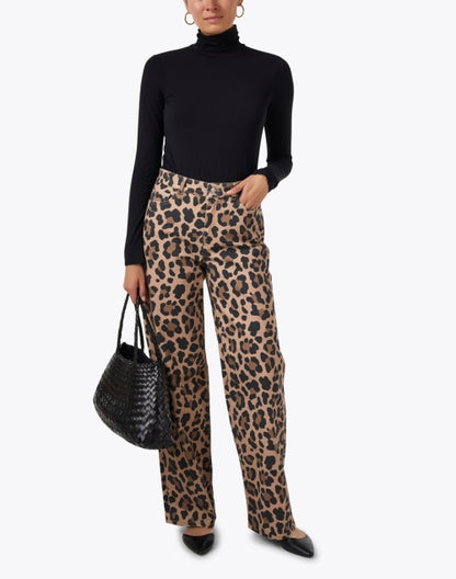 wigan-milk-coffee-animal-printed-wide-leg-denim-pant_look.jpeg