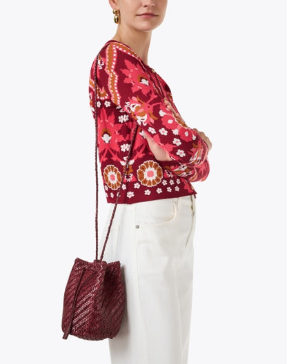 pompom-double-jump-bordeaux-woven-leather-bucket-bag_look.jpeg