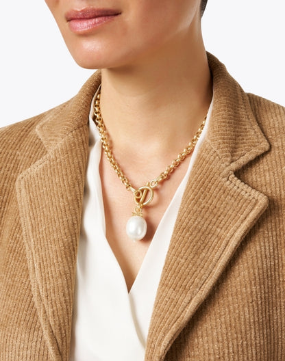 gold-and-pearl-pendant-necklace_look.jpeg