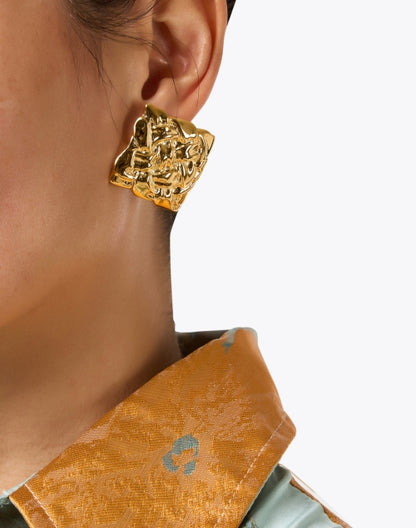 blaine-gold-stud-earrings_look.jpeg