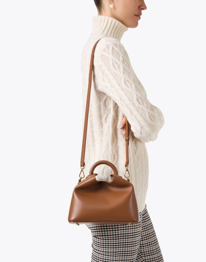 baozi-cognac-leather-handbag_look.jpeg