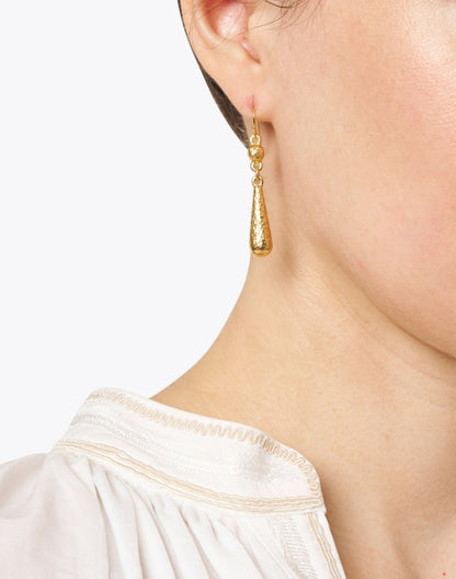 hammered-gold-drop-earrings_look.jpeg