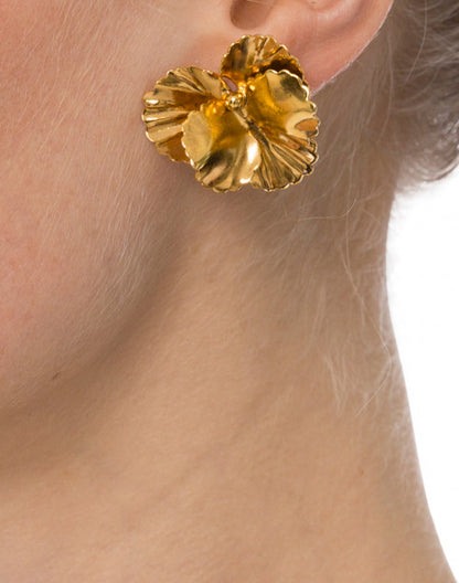 pansy-gold-stud-earrings_look.jpeg