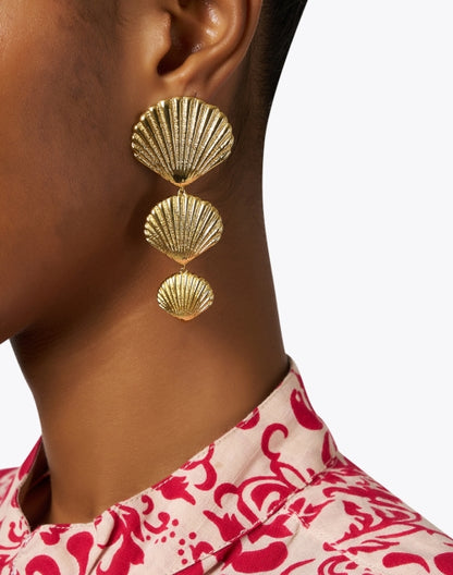 anisah-gold-shell-drop-earrings_look.jpeg