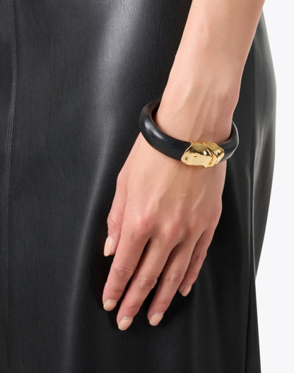 black-lucite-hinge-bracelet_look.jpeg