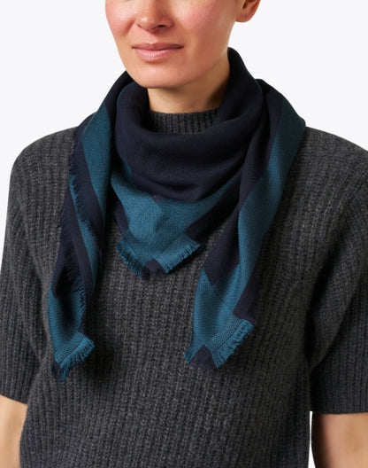 navy-contrast-border-scarf_look.jpeg