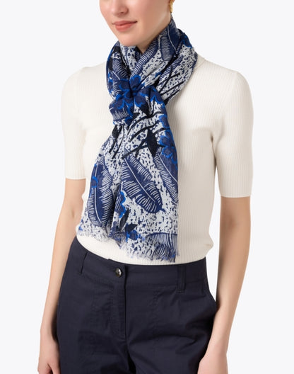 sarda-blue-print-scarf_look.jpeg