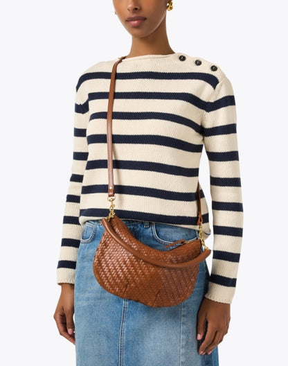 petit-moyen-hazelnut-woven-leather-shoulder-bag_look.jpeg