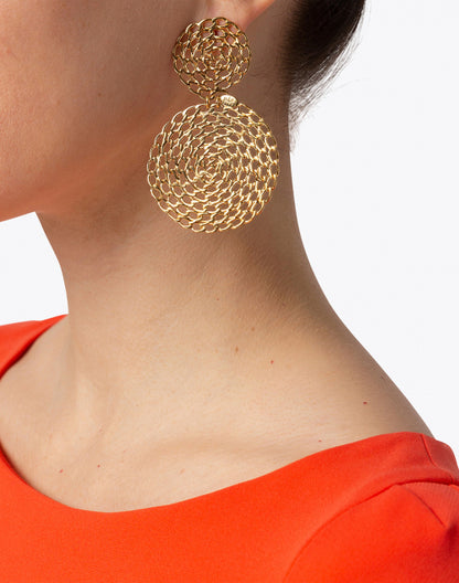 onde-gourmette-gold-drop-clip-earrings_look.jpeg