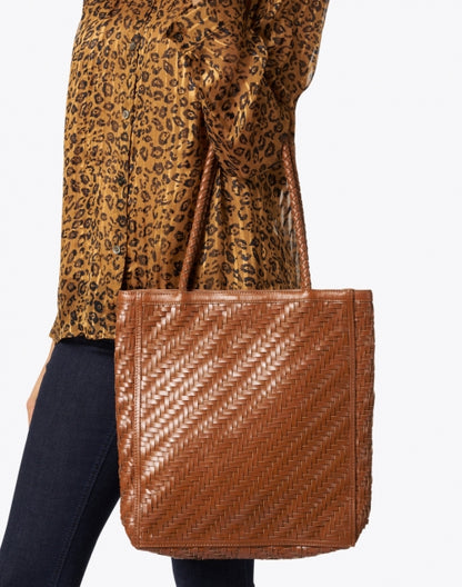 le-tote-sienna-brown-leather-bag_look.jpeg