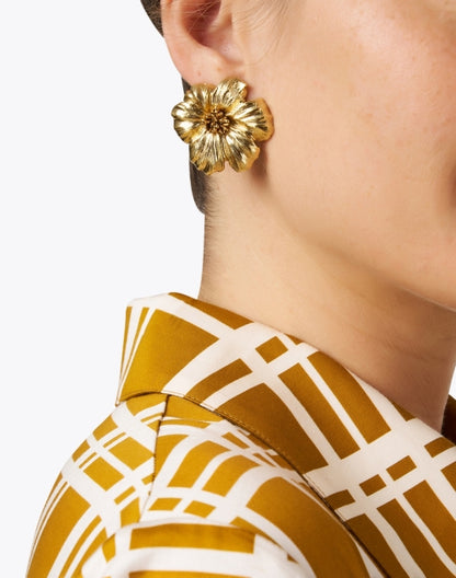 gold-poppy-earrings_look.jpeg