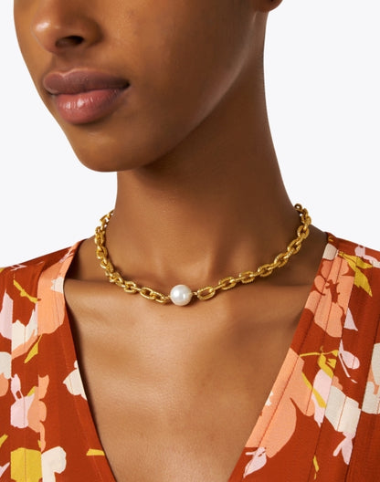 gold-chain-pearl-necklace_look.jpeg