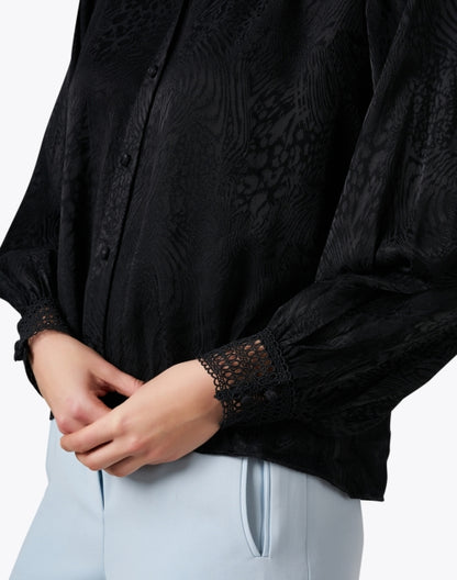 black-print-blouse_extra_1.jpeg