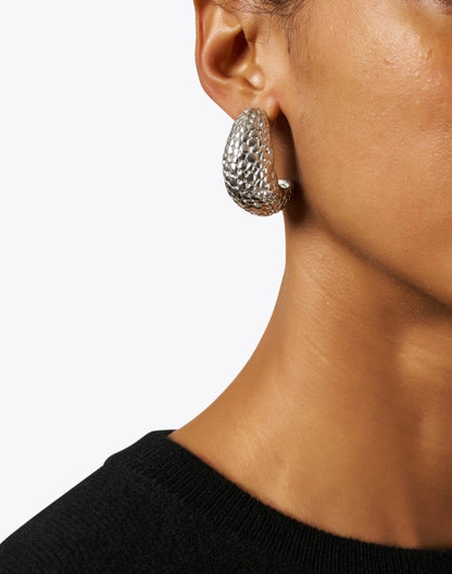 silver-pebbled-hoop-earrings_look.jpeg