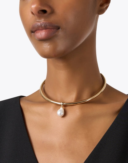 talia-pearl-choker-necklace_look.jpeg