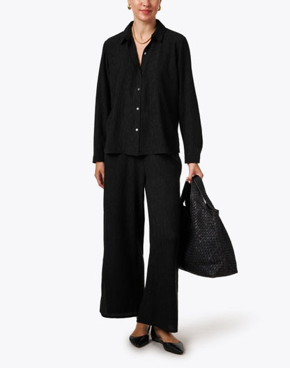 black-plisse-blouse_look.jpeg