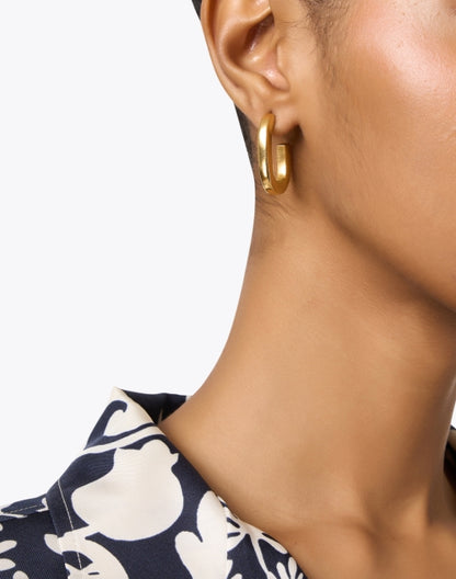 gold-oval-earrings_look.jpeg