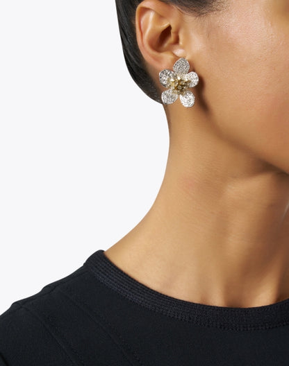 silver-flower-stud-earrings_look.jpeg