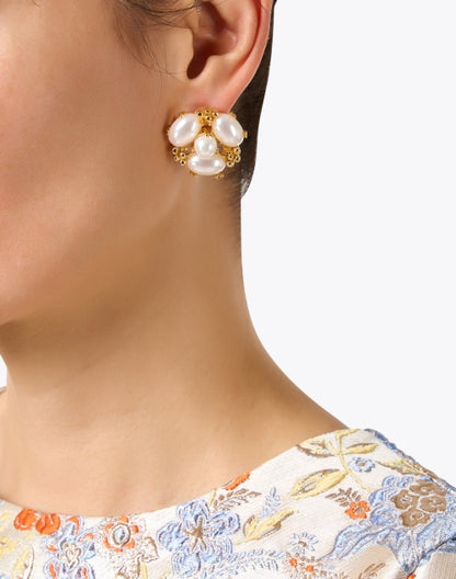 pearl-and-gold-cluster-earrings_look.jpeg