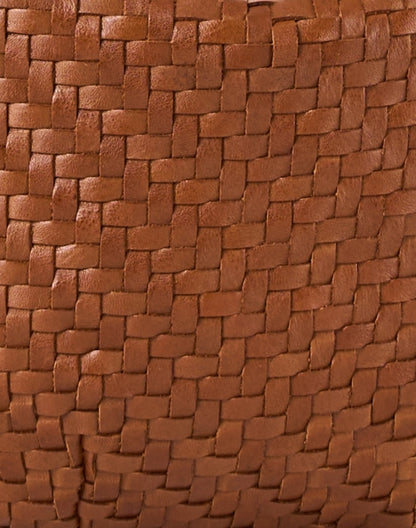 petit-moyen-hazelnut-woven-leather-shoulder-bag_fabric.jpeg