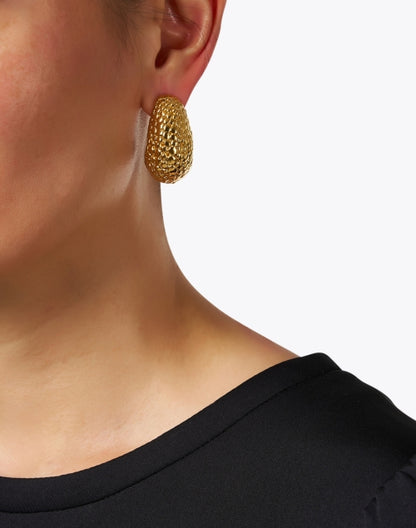 gold-pebbled-hoop-earrings_look.jpeg