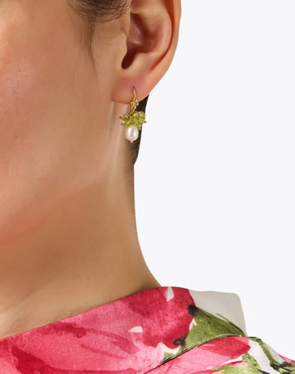 peridot-cluster-pearl-drop-earrings_look.jpeg