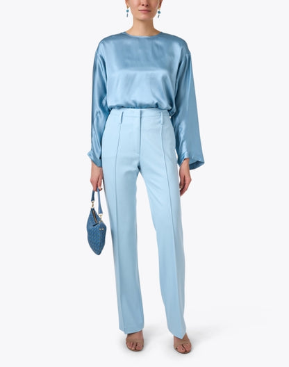 blue-silk-stretch-blouse_look.jpeg