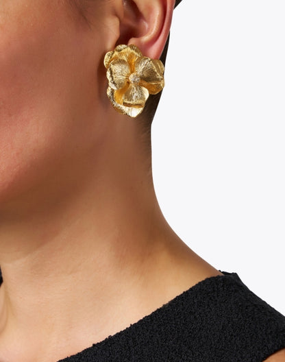 gold-flower-clip-earrings_look.jpeg