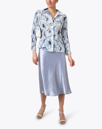 blue-and-white-print-pleated-blouse_look.jpeg