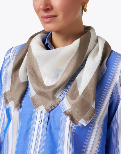 cream-contrast-border-scarf_look.jpeg