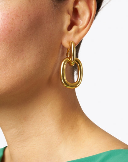 gold-rectangle-link-doorknocker-earrings_look.jpeg