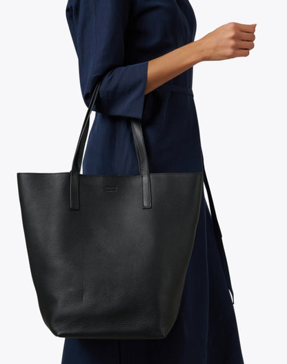 walker-black-leather-tote-bag_look.jpeg