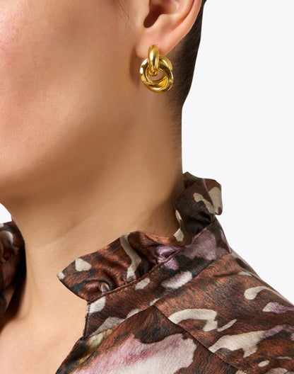 gold-intertwined-circle-earrings_look.jpeg