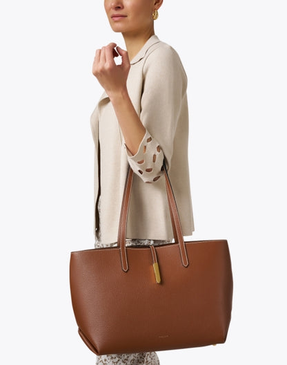 tokyo-brown-grain-leather-tote-bag_look.jpeg