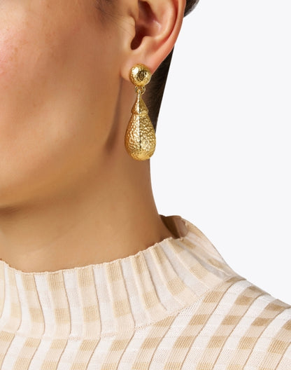 hammered-gold-teardrop-earrings_look.jpeg