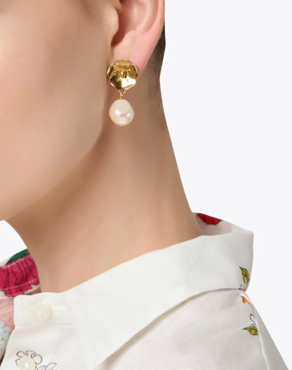 luiza-gold-and-pearl-drop-earrings_look.jpeg