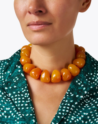 amber-pebble-beaded-necklace_look.jpeg